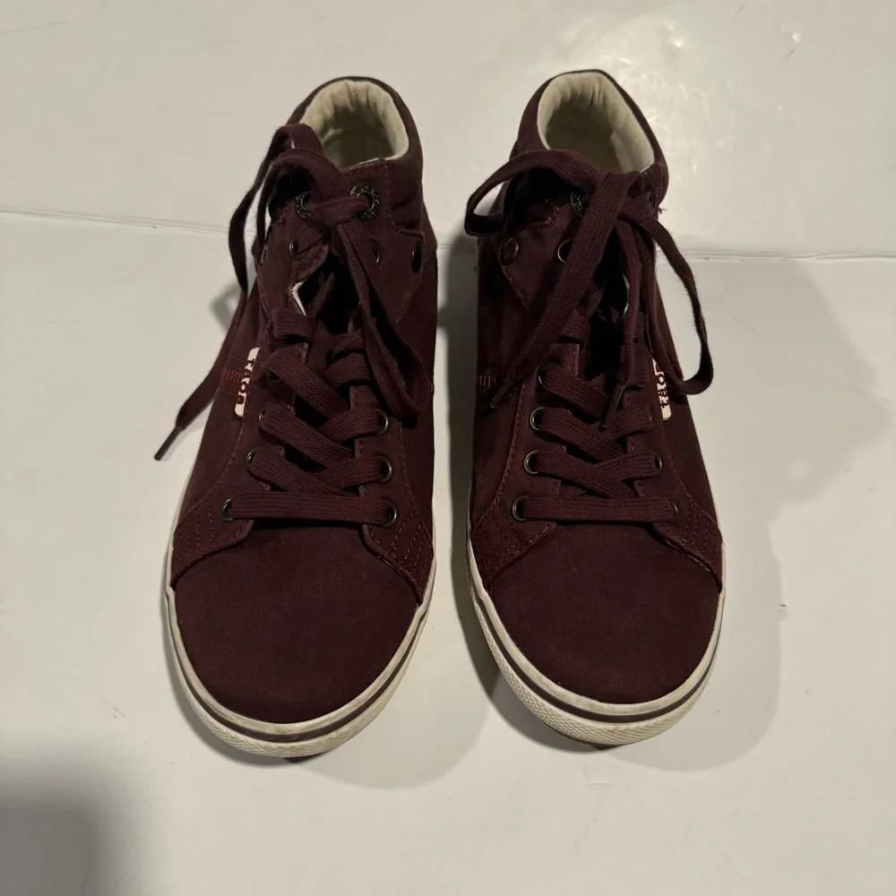Taos Top Star Distressed Bordeaux Sneaker Size 7.5